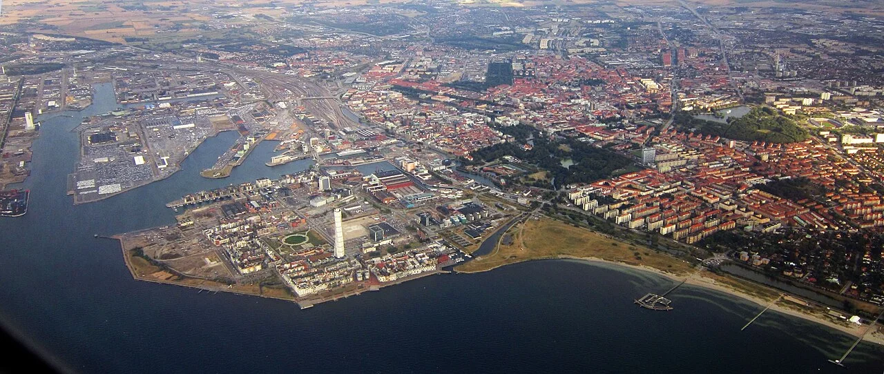Malmös vatten och stadssiluett